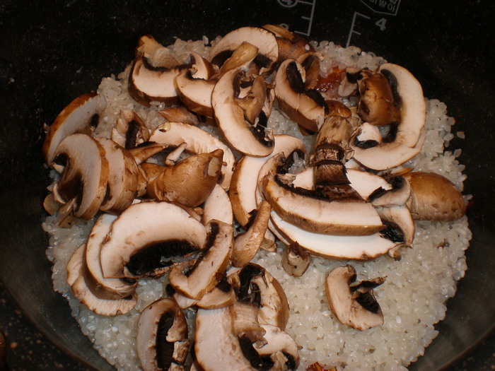 고기위에 불린쌀을 넣고, 돌아다니는 버섯이 있어 올리고...