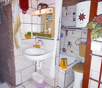 지하 감금실에 설치된 화장실 모습