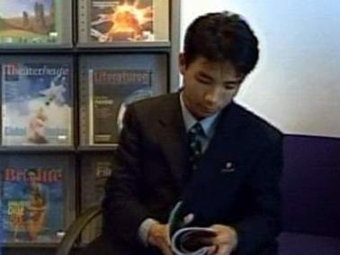 평양의 독일문화원 도서실에서 독서하는 한 북한인