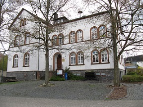 19세기 국민학교 건물. 지금은 천주교회 사제관으로 쓰인다. (사진출처: Wikipedia.de, Obertiefenbach)