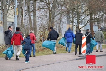 바일임도르프 (Weilimdorf)시에서 시민과 난민들이 함께 청소 행사에 참가하고 있다. 
난민들도 이 지방에서 가장 먼저 익숙해져야 하는 풍습 중 하나가 청소라고 한다. 
물론 일부 독일 언론들이 반 농담, 반 진담으로 하는 보도이다. (사진출처: 바일임도르프차이퉁)