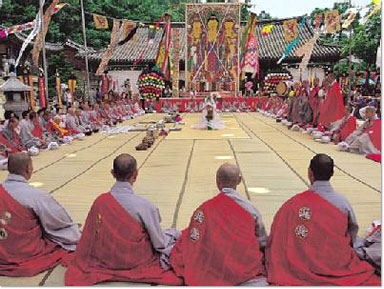 Zeremonie in einem Tempel im koreanischen Seoul. Bild: KNTO/dpa/gms 