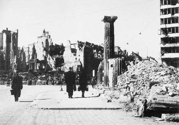 ▲ 1945년 종전당시 전쟁으로 폐허가 된 포츠담광장과 제국의회의 모습